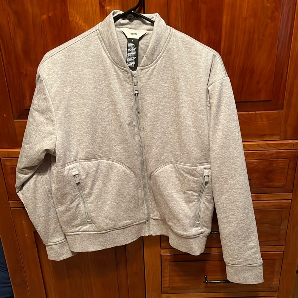 Vuori halo basin bomber jacket in pale gray. LNWOT. Washed and worn once.